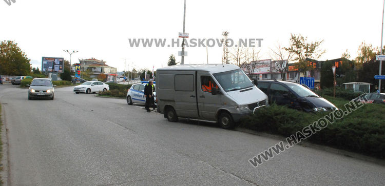 Бус засече Фолксваген и го прати в градинка на Кърджалийска