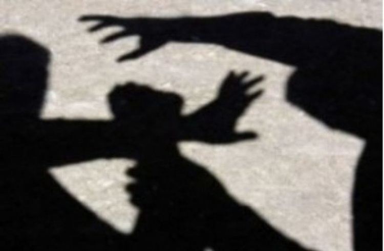 Деца нападнаха възрастен мъж, счупиха му телефона