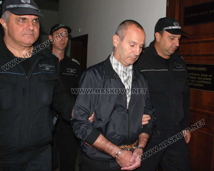 56-годишен на съд за двойно убийство, погубил баща и син с брадва