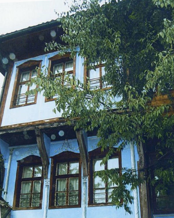 Капсула на времето ще лежи заровена в двора на Етнографската къща до 2049 г.