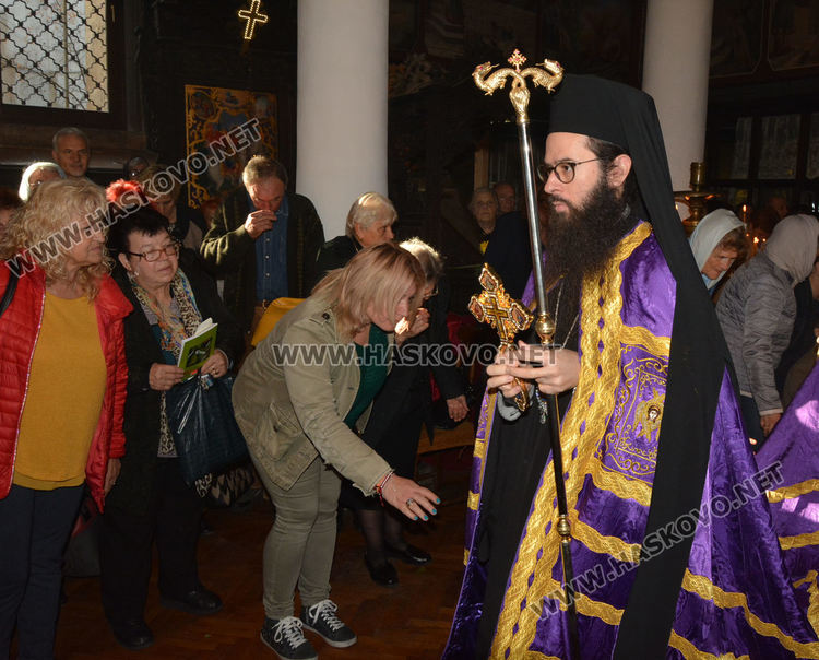 Почитаме Архангел Михаил-пазител на душите и борец против злото