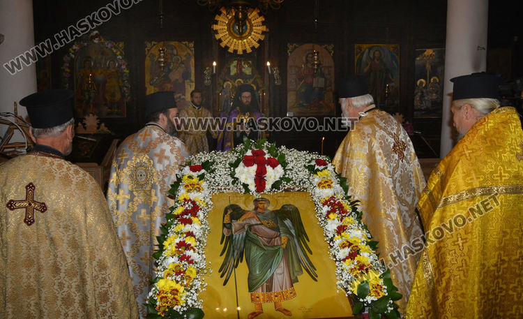 Почитаме Архангел Михаил-пазител на душите и борец против злото