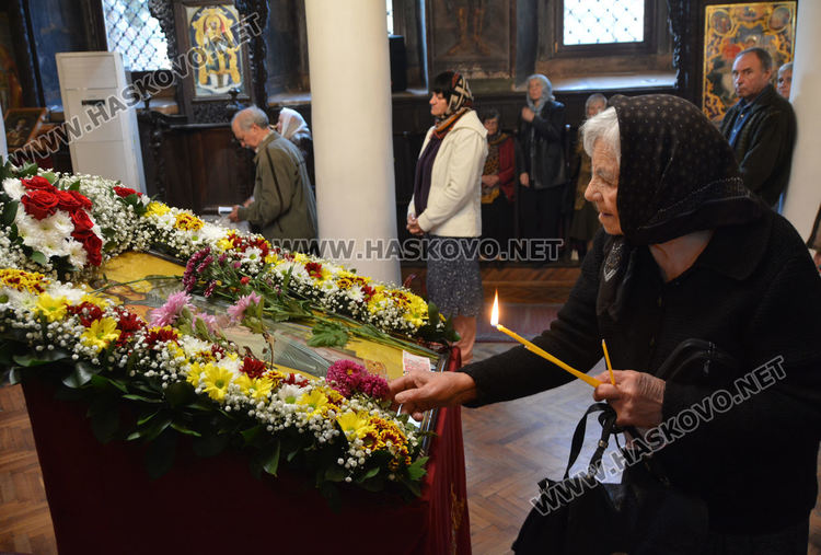 Почитаме Архангел Михаил-пазител на душите и борец против злото