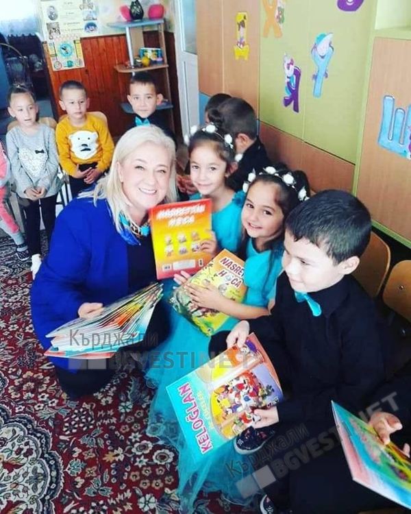 Несрин Къратлъ подари повече от 700 книжки и речници на турски език на децата в Черноочене и Караманци
