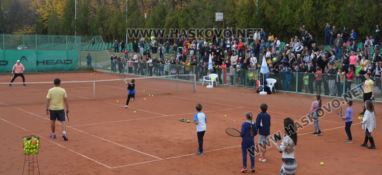 Еуфория на тенис кортовете в Хасково, деца от цяла България играят с Гришо