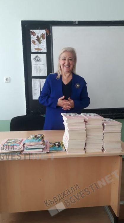 Несрин Къратлъ подари повече от 700 книжки и речници на турски език на децата в Черноочене и Караманци