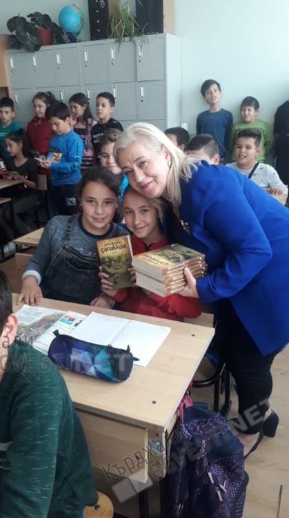 Несрин Къратлъ подари повече от 700 книжки и речници на турски език на децата в Черноочене и Караманци