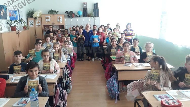 Несрин Къратлъ подари повече от 700 книжки и речници на турски език на децата в Черноочене и Караманци