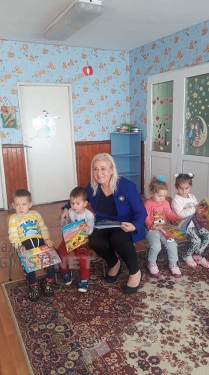 Несрин Къратлъ подари повече от 700 книжки и речници на турски език на децата в Черноочене и Караманци