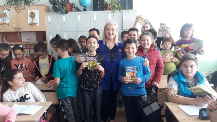 Несрин Къратлъ подари повече от 700 книжки и речници на турски език на децата в Черноочене и Караманци