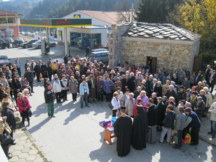Смолянчани почитат светеца в малкия, но красив и поддържан параклис в центъра на града