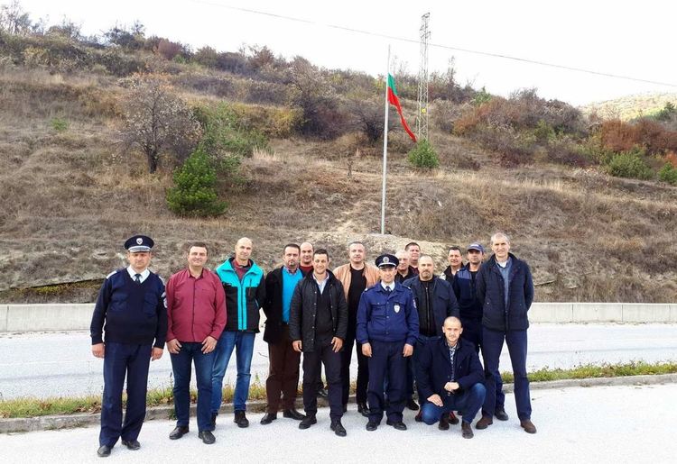 За професионалния си празник, полицаите от Чепеларе издигнаха пилон с националния трибагреник
