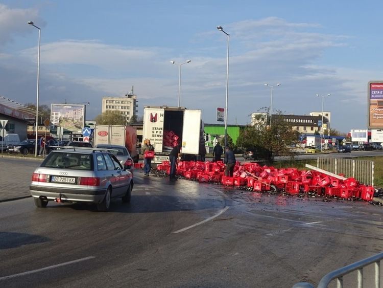 ТИР изсипа бира на главен път София-Варна, движението затруднено (видео)