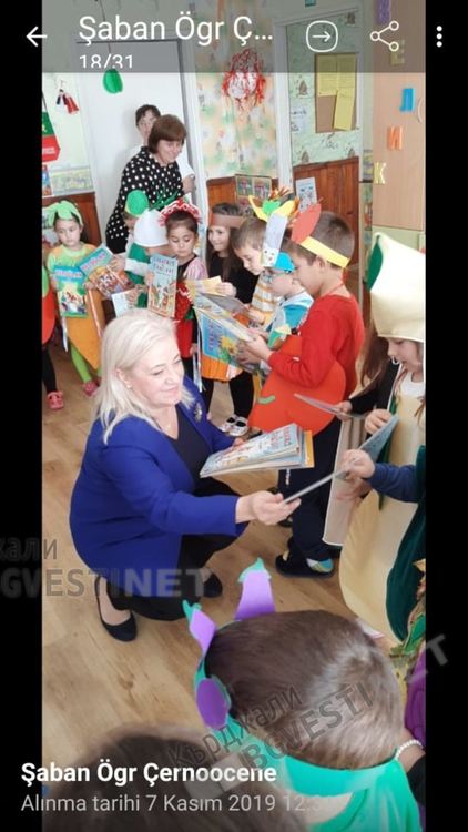 Несрин Къратлъ подари повече от 700 книжки и речници на турски език на децата в Черноочене и Караманци