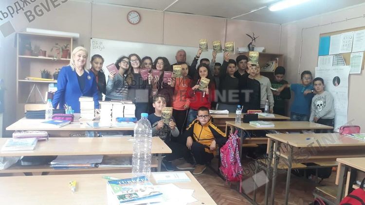 Несрин Къратлъ подари повече от 700 книжки и речници на турски език на децата в Черноочене и Караманци