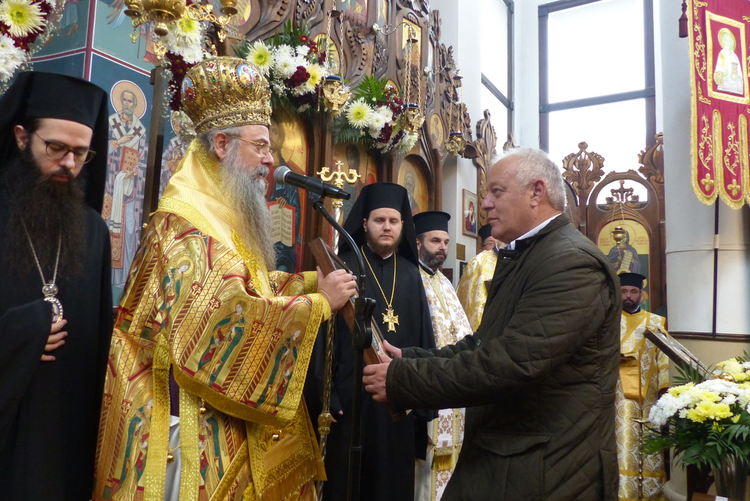 Митрополит Николай връчи грамоти на дарителите и най-високото църковно отличие на Тодор Атанасов-Ганди, за 20-годишнината на храма в Пампорово