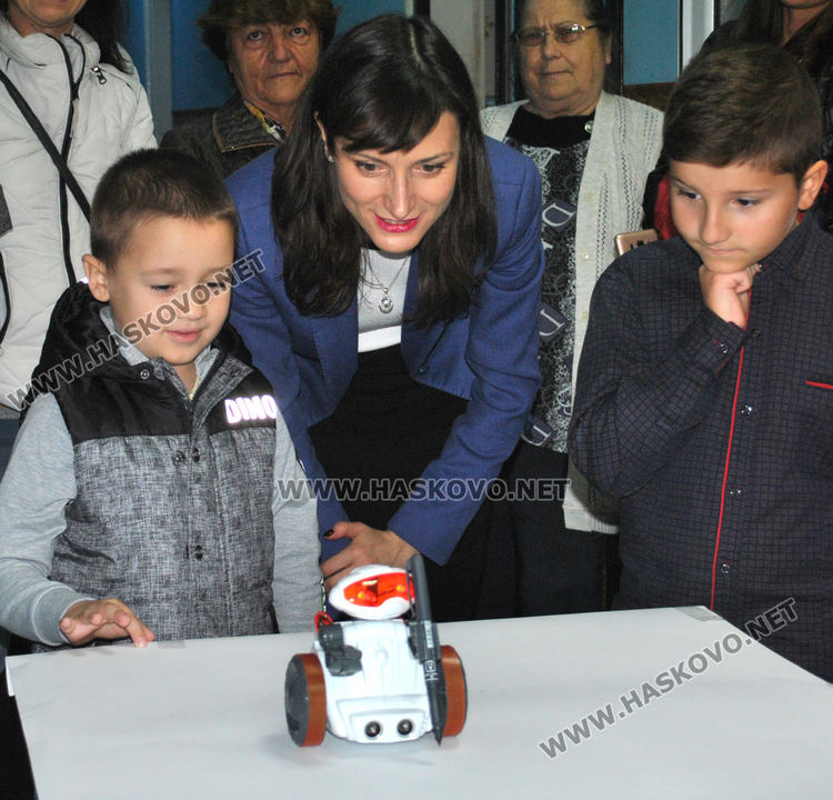 Мария Габриел представи възможност за обмен между школа "Вале" и школи в чужбина