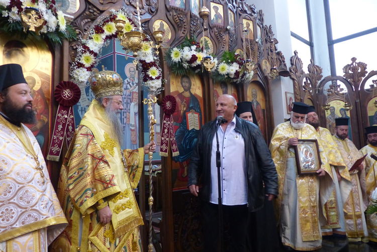 Митрополит Николай връчи грамоти на дарителите и най-високото църковно отличие на Тодор Атанасов-Ганди, за 20-годишнината на храма в Пампорово