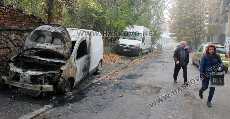 Дачия изгоря при среднощен пожар в Хасково
