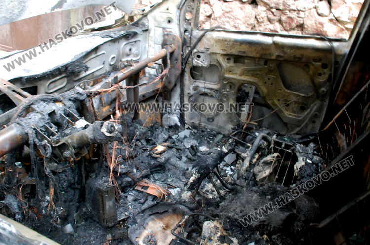 Дачия изгоря при среднощен пожар в Хасково