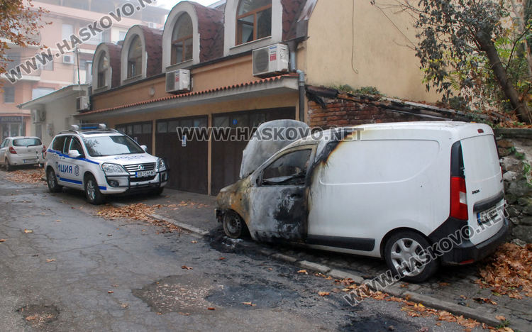 Дачия изгоря при среднощен пожар в Хасково