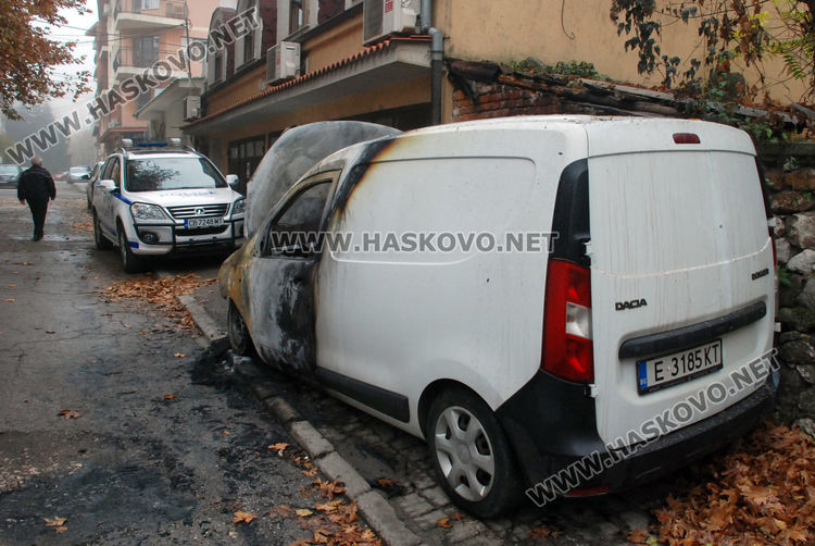 Дачия изгоря при среднощен пожар в Хасково