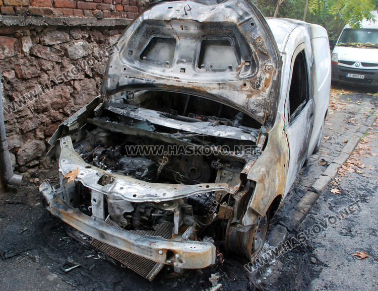 Дачия изгоря при среднощен пожар в Хасково