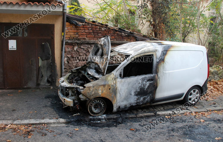 Дачия изгоря при среднощен пожар в Хасково