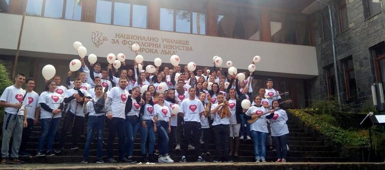 Учениците от Националното училище по фолклорни изкуства в Широка лъка подкрепят кампанията за донорство