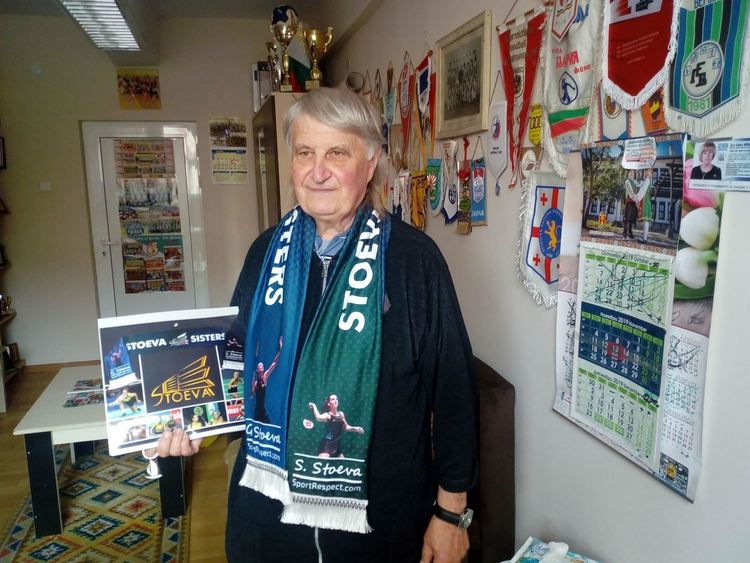 Стайчето с фенско шалче от сестри Стоеви