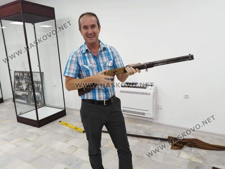 Директорът на РИМ-Хасково Пенко Добрев с пушка  "Уинчестър", подобна на тази на Капитан Петко войвода