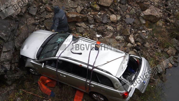 Кола излетя от пътя и падна в коритото на р.Черна, шофьорката по чудо оцеля