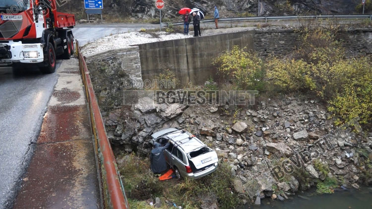 Кола излетя от пътя и падна в коритото на р.Черна, шофьорката по чудо оцеля
