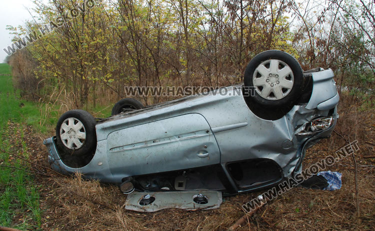 26-годишен се обърна с Пежо в дере