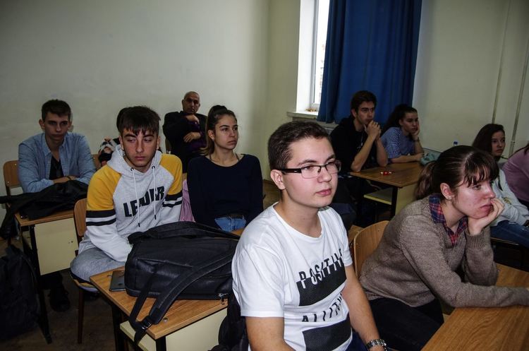 Преди черния петък: ученици обсъждаха рисковете на онлайн-пазаруването