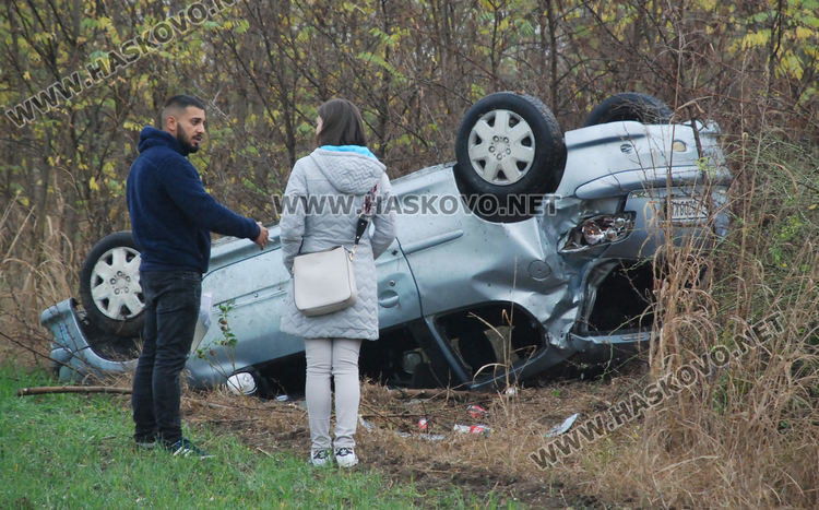 26-годишен се обърна с Пежо в дере