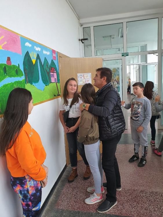 Ученическо творчество украси стени в "Славейков"