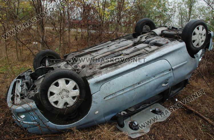 26-годишен се обърна с Пежо в дере