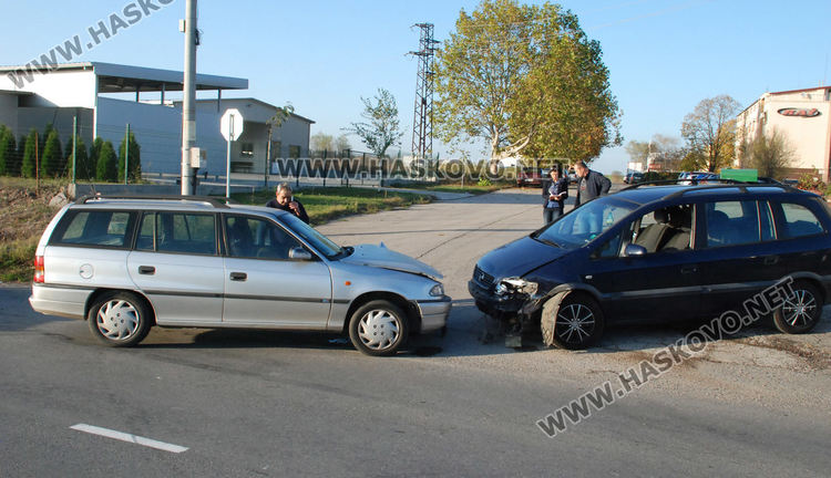 Два кърджалийски Опела се разбиха в "Болярово"