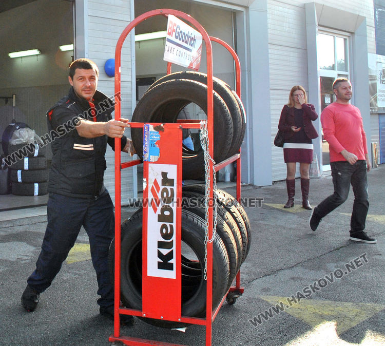 Глобяват за износени гуми от днес, опашки пред автосервизите