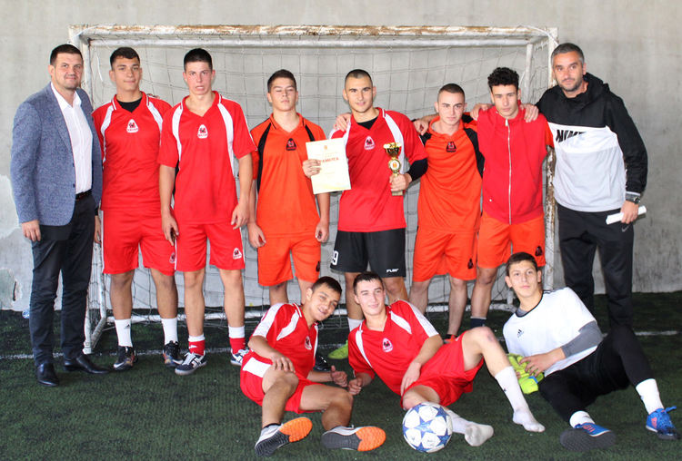 Футболни тимове от "Паисий", ФСГ и ПГДС станаха шампиони в ученическите игри