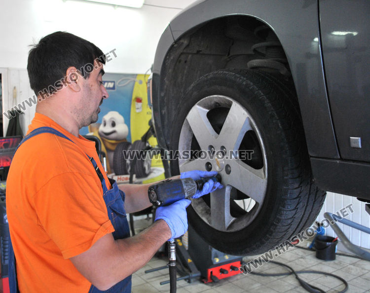 Глобяват за износени гуми от днес, опашки пред автосервизите