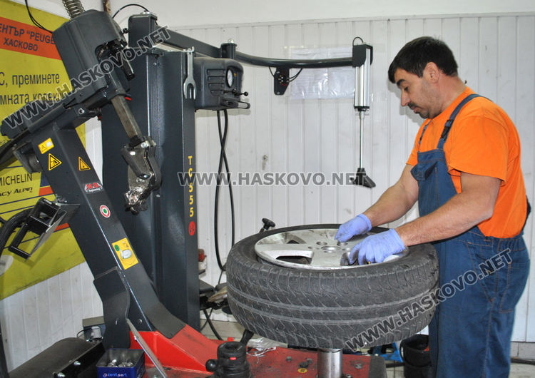 Глобяват за износени гуми от днес, опашки пред автосервизите