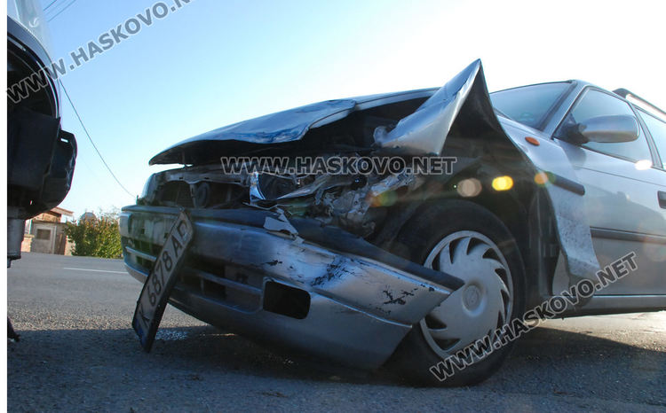 Два кърджалийски Опела се разбиха в "Болярово"