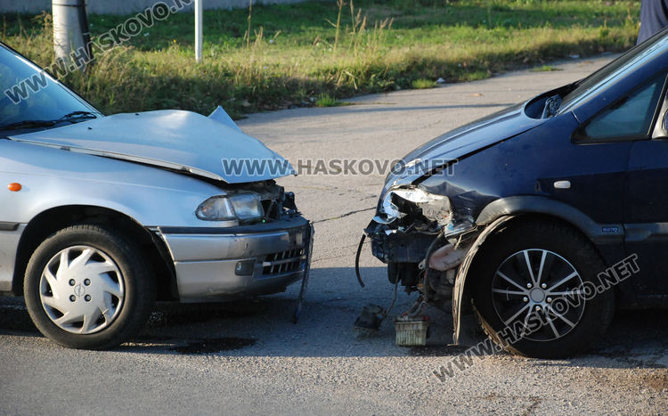 Два кърджалийски Опела се разбиха в "Болярово"