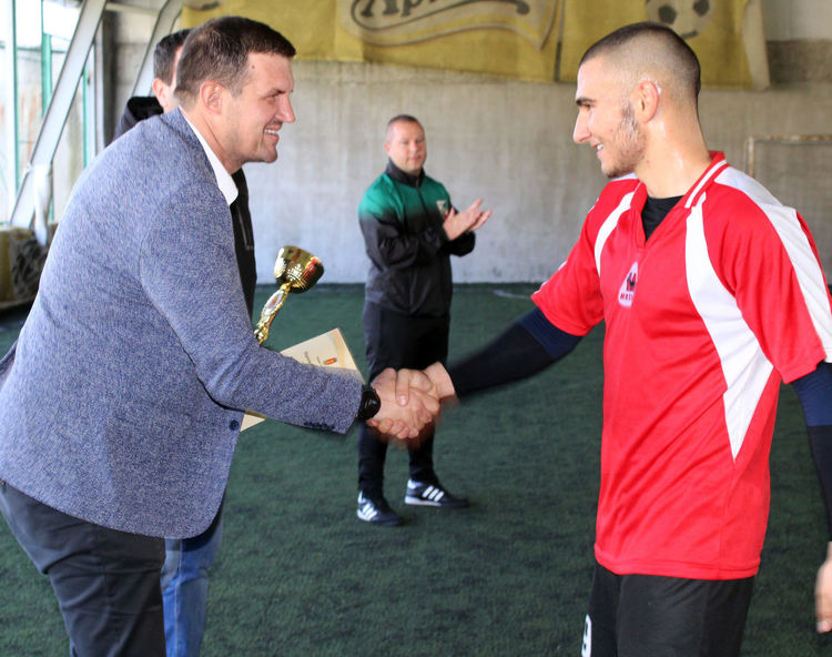 Футболни тимове от "Паисий", ФСГ и ПГДС станаха шампиони в ученическите игри