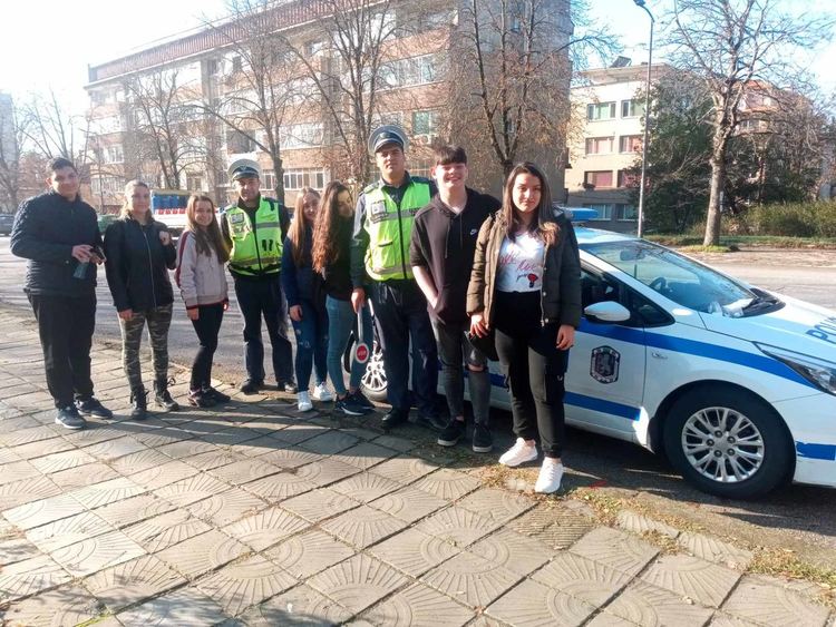 Ученици от Общинския съвет по наркотични вещества участваха в проверки на Пътна полиция