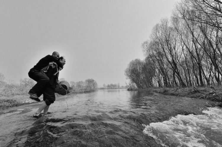 Незрящ и човек без ръце заедно посадили над 10 хиляди дървета в Китай