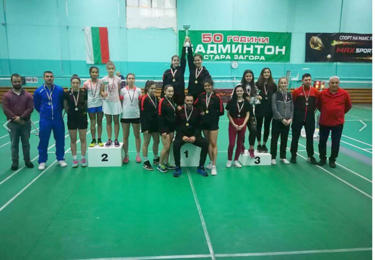 Сребро и бронз за отборите по  бадминтон