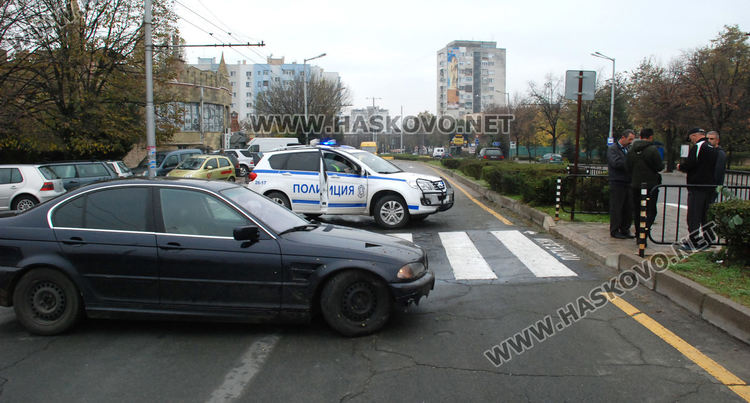 Кърджалийско БМВ се разби в бордюр до зебра в "Орфей"